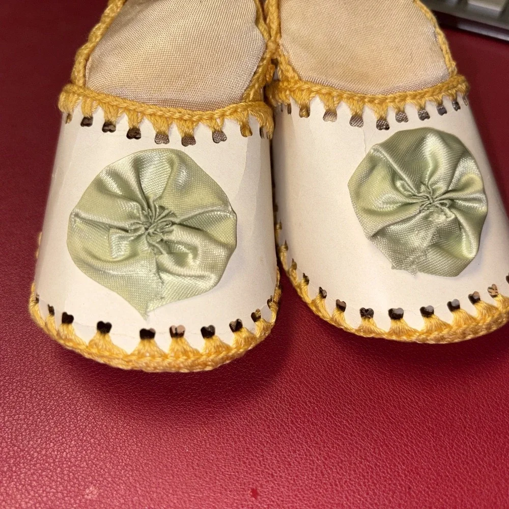 *Vintage Baby Shoe Sewing Pin Cushions Hand Crochet Trim